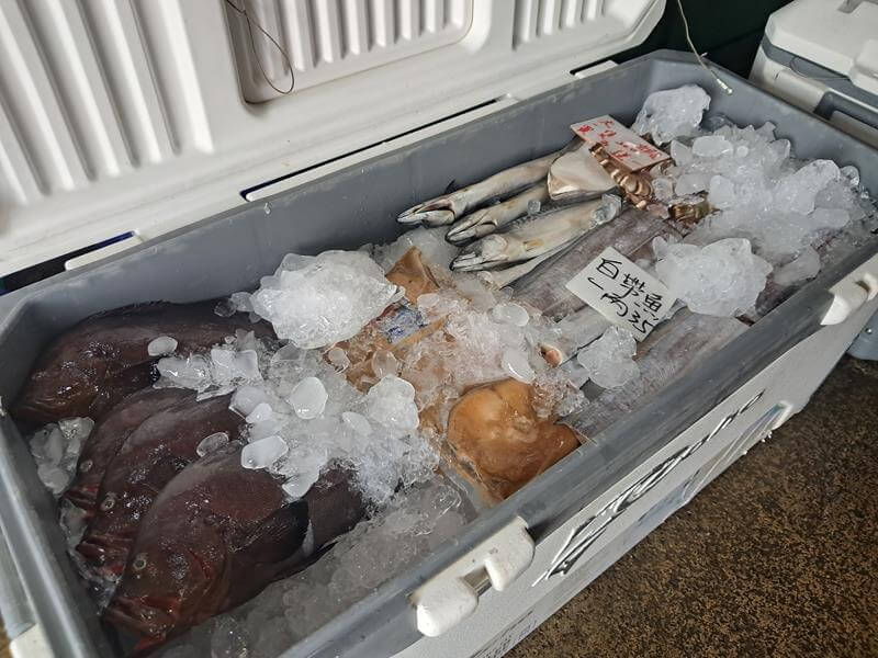 冰箱裡各式各樣的海鮮
