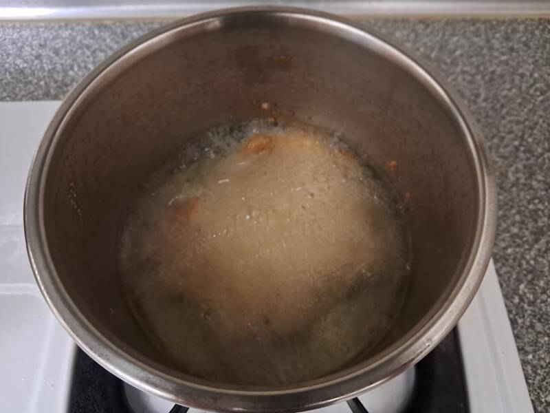 把油鍋先加熱至175度C左右就可以下鍋油炸排骨